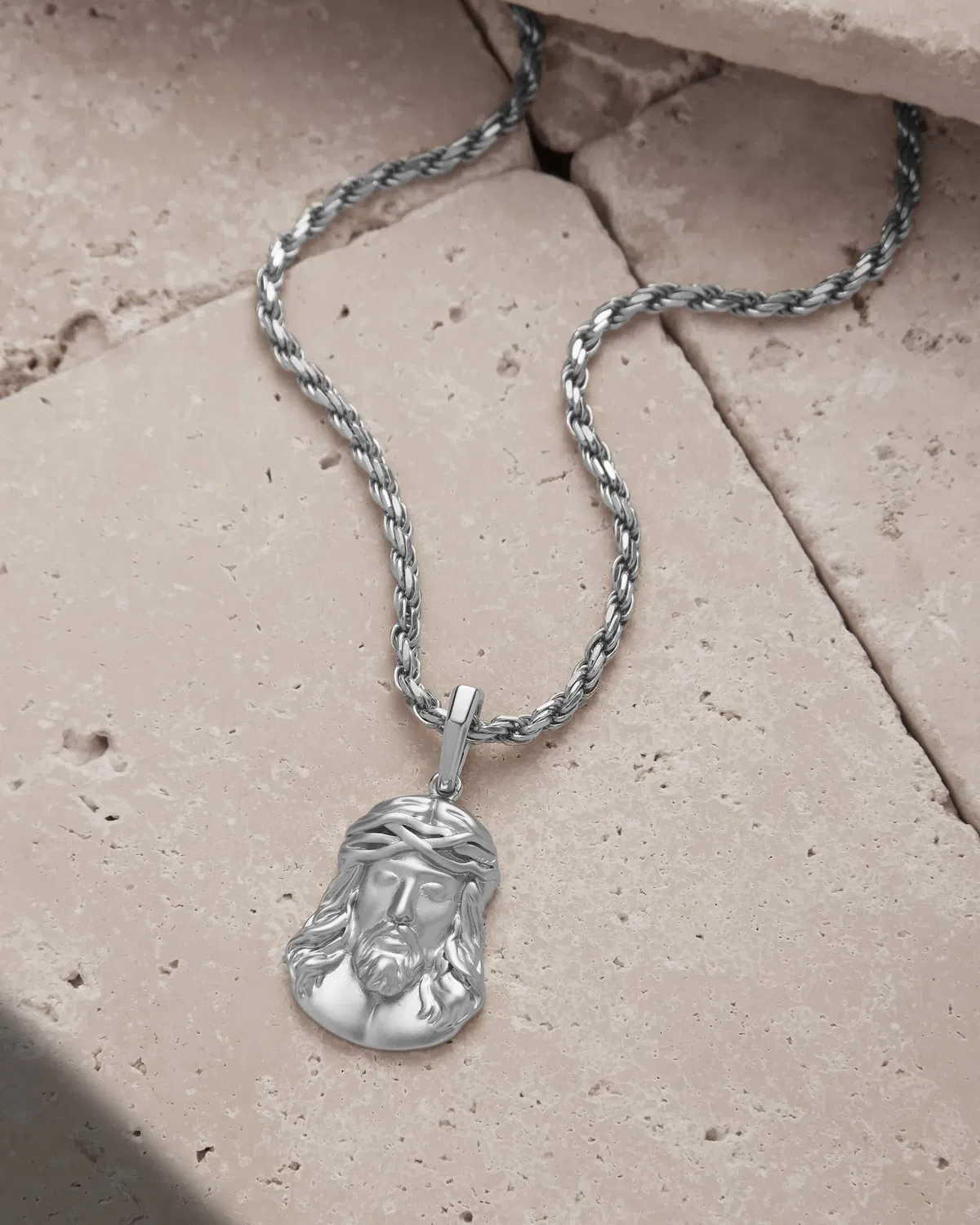 Collana girocollo a strati con perle barocche europee placcate oro 18 carati Collana con ciondolo croce di perle con moneta regina d'oro