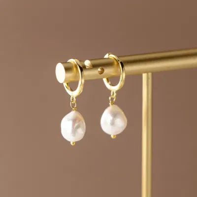 Orecchini pendenti Huggie a cerchio con perle d'acqua dolce barocche in argento sterling 925